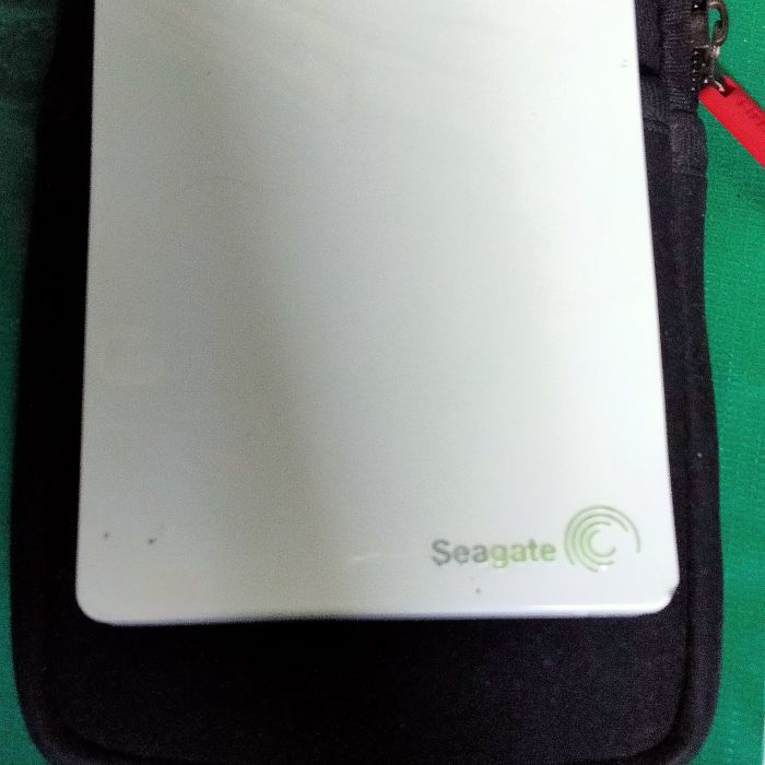 Service harddisk seagate slime portable . model: SRD00F1 1 TB masalah Perbaikan Harddisk lambat, tidak terbaca, copy data lama, hang, bunyi aneh kasar berisik. 1 TB. Kondisi harddisk : Tidak Terdetek di Laptop PC. Tidak tahu pernah dibongkar atau belum karena dipakai orang lain. Butuh data, harddisk rusak tidak masalah