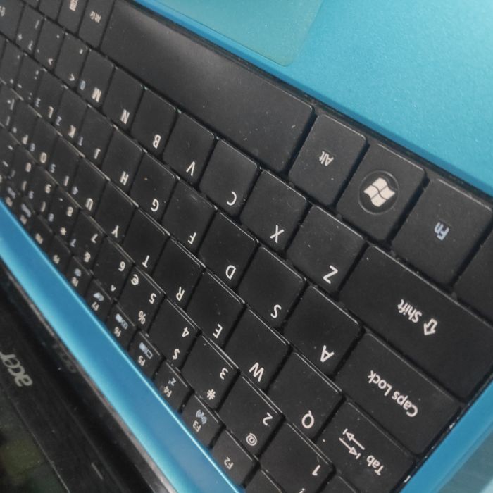 Service laptop acer Aspire one 722-C5Cbb masalah , Masalahnya klo laptopnya diidupin yg keluar tulisan dan pilihan open window normally, pas dipencet keluar tampilan awal di layar tapi tampilannya warna biru blue screen.. itu kenapa ya?