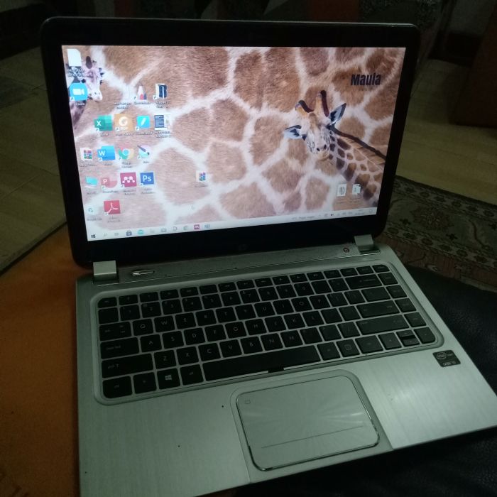Service laptop hp Hp envy seri:CND317028V masalah , Bodynya layarnya seperti mau copot gabisa dibuka. Kondisi laptop saat ini : Habis baterai, tidak tahu menyala normal atau tidak,
