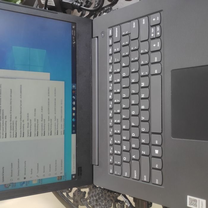 Service laptop lenovo v130-14ikb masalah , Lambat.Error . Install Ulang. Kondisi laptop saat ini : Mentok di BIOS,