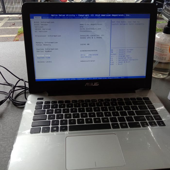 Service laptop asus X455LA masalah Ganti baterai, upgrade dari HDD ke SSD, ganti pasta dan bersih2 dalam laptop (semua komponen disediakan oleh saya). Kondisi laptop saat ini :  Umur pakai 7 tahun