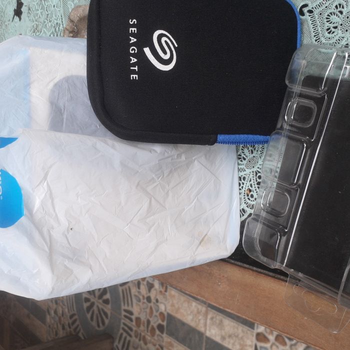 Service harddisk seagate backup plus portable drive 2 TB masalah , hardisk tipe seagate plus portable drive. lampu indikator menyala tapi ada bunyi dan tidak terbaca. 2 TB. Kondisi harddisk : Tidak Terdetek di Laptop PC. Belum pernah dibongkar. Butuh data, harddisk rusak tidak masalah