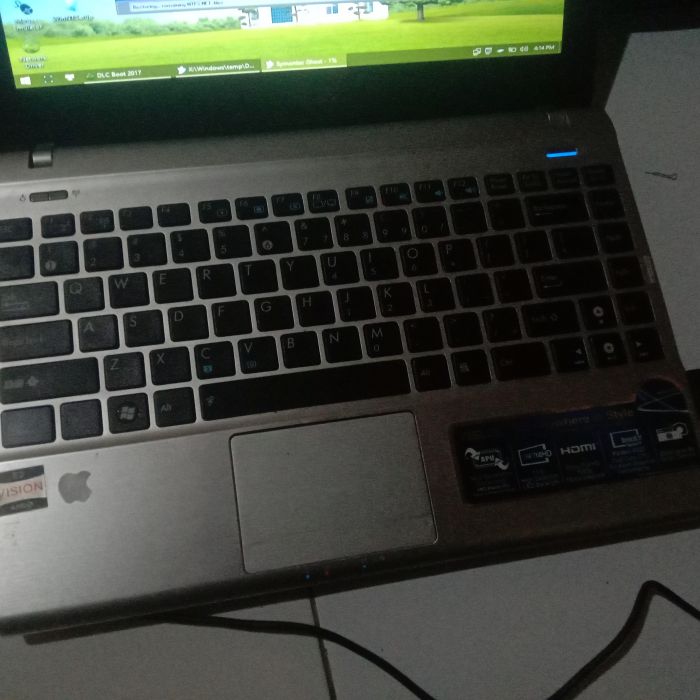 Service laptop asus Asus 1225B (EeePC Series) masalah Kerusakan engsel dan tombol klik kanan pada touchpad, cek port USB sering eror