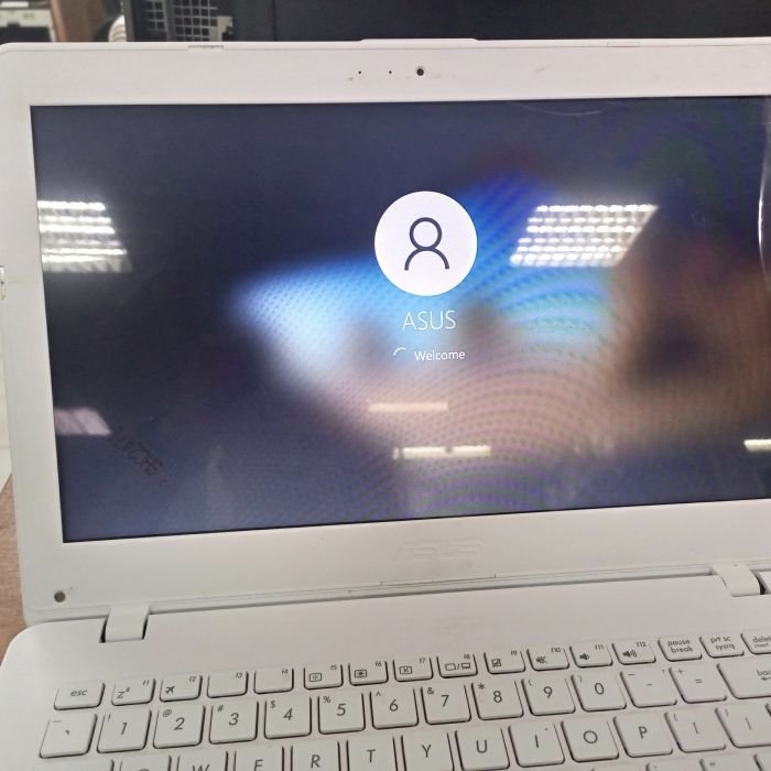 Service laptop Asus vivobook A442U masalah Lcd rusakp. Kondisi laptop saat ini :  Menyala namun layar bermasalah,