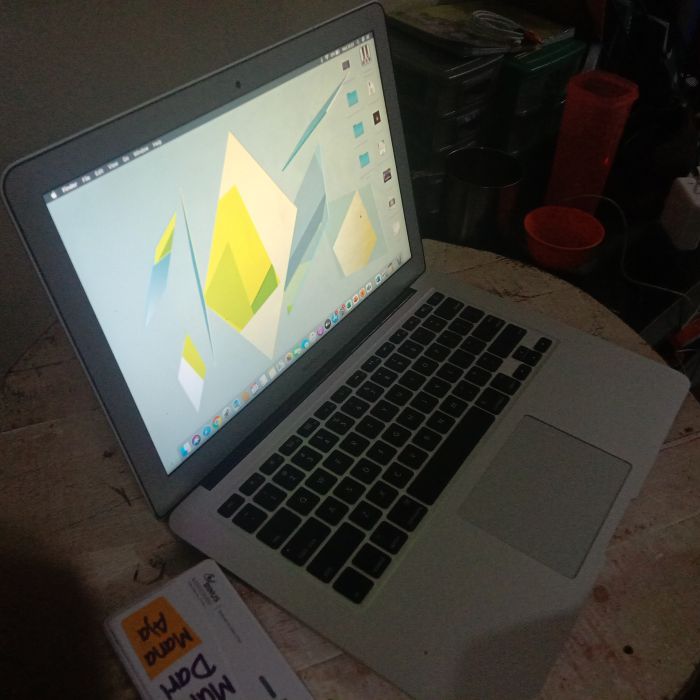 Service macbook macbook A 1466 EMC 3178 masalah Macbook menyala... Tapi keypad tidak bekerja dan error, jadi tidak bisa log in. Kondisi macbook saat ini :  Tidak bisa masuk OS,