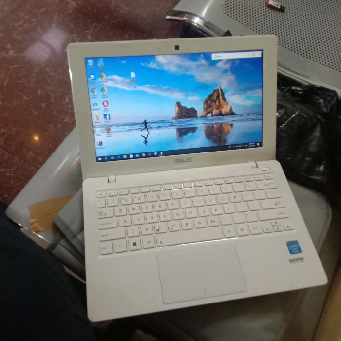 Service laptop asus Asus X200M masalah Wifinya ga bisa, baterai drop hrs di colok trs baru bisa di pakai , lemot .. dll. Kondisi laptop saat ini :  Habis baterai, tidak tahu menyala normal atau tidak,