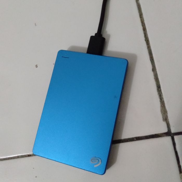 Service harddisk seagate SRD00F-1 500 GB masalah Perbaikan Harddisk lambat, tidak terbaca, copy data lama, hang, bunyi aneh kasar berisik. 500 GB. Kondisi harddisk : Masih Terdetek di Laptop PC. Tidak tahu pernah dibongkar atau belum karena beli bekas. Butuh harddisk, data hilang tidak masalah