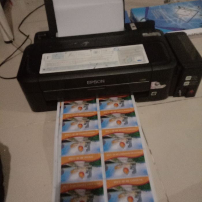 Service printer Epson l300 l300 masalah Pak mau tanya klo printer yg dibenerin kemarin klo hitamnya bebayang gini knp ya pak?