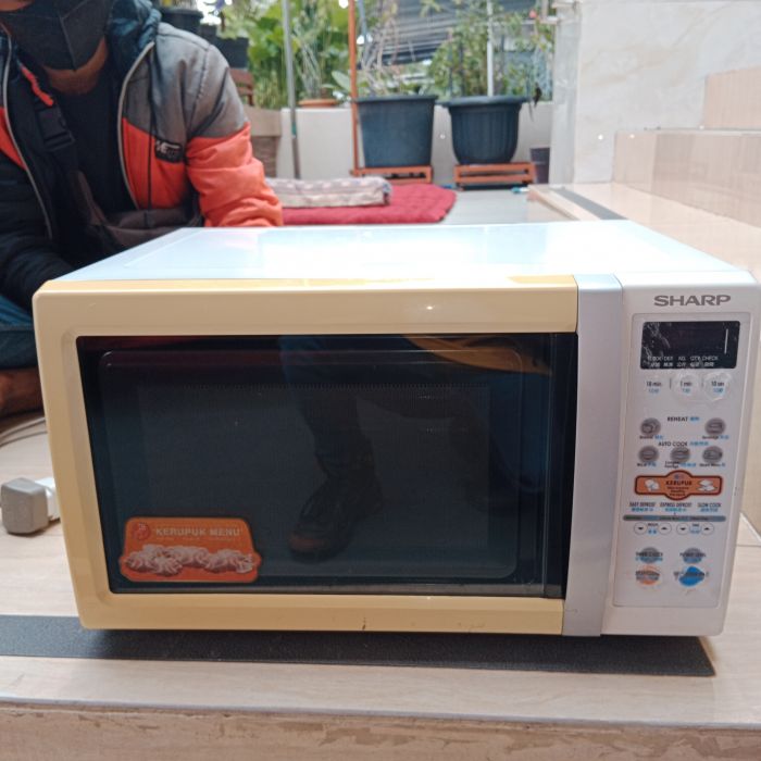 Service microwave Sharp Model R-268R(W)-IN serial 090600733 masalah , Microwave mati total atau sulit dinyalakan