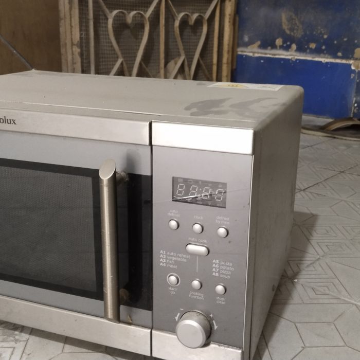 Service microwave Electrolux EMS2047X masalah , Tombol microwave sangat susah respon, pas di nyalakan timbul percikan listrik di dalam