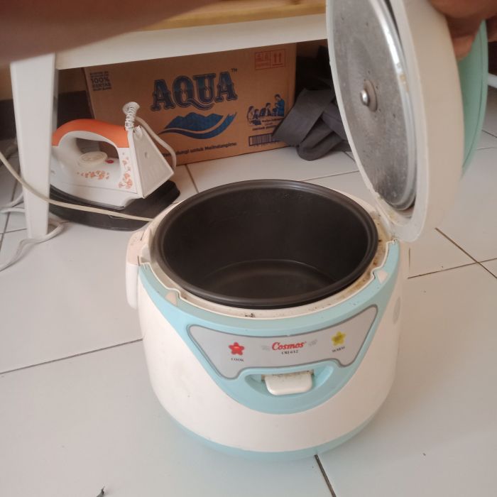 Service rice cooker Cosmos CRJ 612 masalah , Rice cooker tidak bisa menyala. Bau gosong