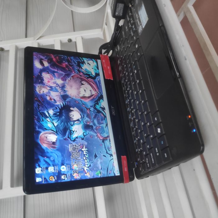 Service laptop Acer aspire one 722-C5Ckk masalah , Laptop saya mati pas lagi digunain karna batrenya udah mau abis pas saya mau charger ternyata gak mau masuk, terus dibagian layar kanan bawah itu agak kebuka atau dibagian engselnya ngangkat gitu. Kondisi laptop saat ini : Mati total, Engsel bermasa