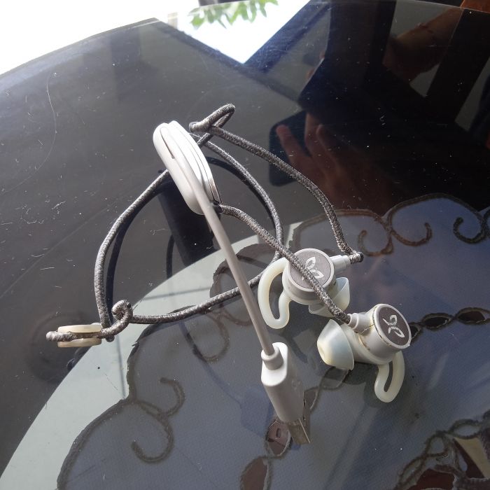 Service headphone Jaybird Tarah pro masalah , Halo, saya mau tanya apakah bisa memperbaiki jaybird tarah pro, dengan kondisi mati sendiri?