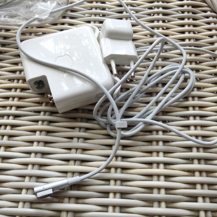 Service magsafe magsafe 60 watt masalah pin magsafe (charger apple macbook) tenggelam. Port bentuk L Ada pin yang tenggelam