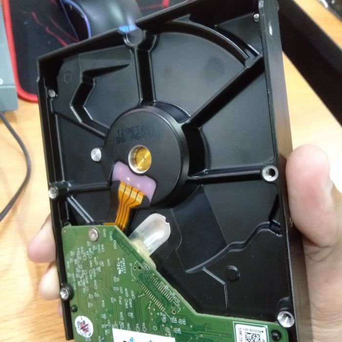 Service harddisk wd black 1tb 1 TB masalah Penyelamatan Data (Recovery Data) harddisk tidak terdetek namun tidak ada bunyi kasar (kasus sedang). 1 TB. Kondisi harddisk : Tidak Terdetek di Laptop PC. Belum pernah dibongkar. Butuh data, harddisk bersedia dibongkar, harddisk jadi rusak atau tida