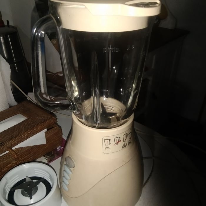 Service blender Philips HR1741 masalah Mata pisau dari gelas blender yang besar tidak berputar. Sementara jika pakai gelas blender untuk bumbu mau berputar.