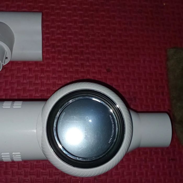 Service vacuum cleaner Xiaomi Dreame V10 masalah , Sama anak filter vacuum dilepas, lalu dia mainin vacuumnya dlm keadaan tanpa filter terpasang. Setelah itu saya pasang lg filternya. Sama anak lanjut dimainin. Tiba2 suaranya berubah, tidak seperti biasanya, dan tercium bau gosong dari vacuum nya