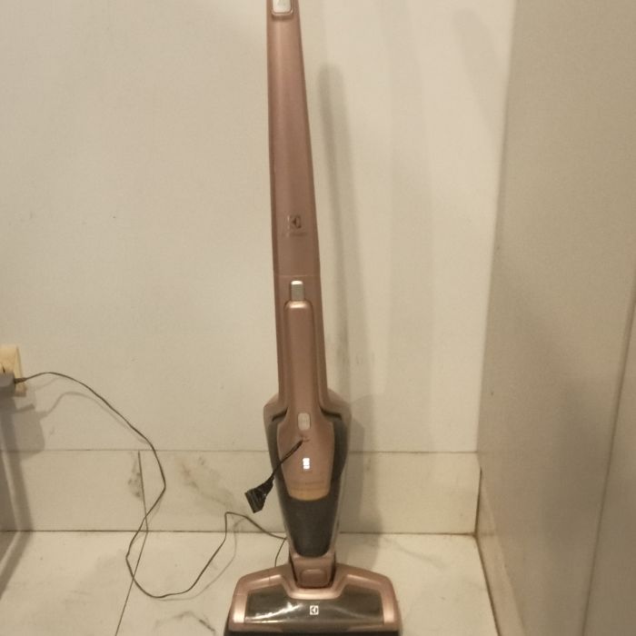 Service vacuum cleaner electrolux ZB3314AK masalah , Daya sedot vacuum cleaner menurun atau tidak maksimal karna tombolnya sudah rusak, mau ganti sparepart