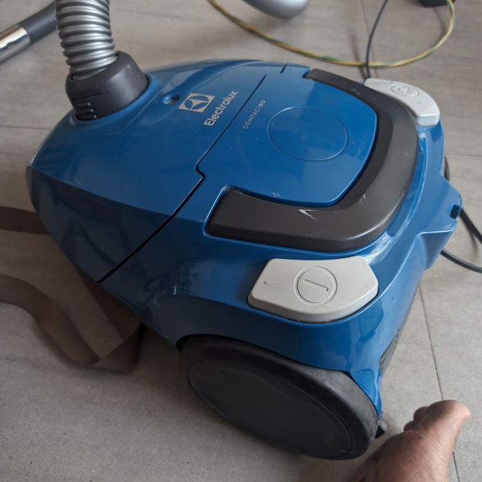 Service vacuum cleaner electrolux canubi 800-070 masalah , Vacuum cleaner berisik, mengeluarkan suara yang tidak biasa
