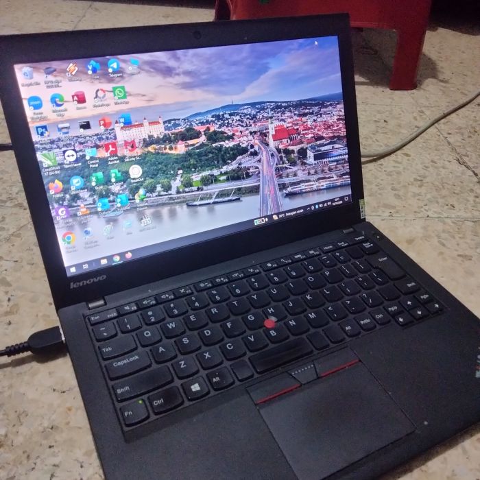 Service laptop lenovo Thinkpad X250 masalah Tidak mau mengisi baterai padahal sudah dicolok. Dan posisi mati total. Kondisi laptop saat ini :  Habis baterai, tidak tahu menyala normal atau tidak,