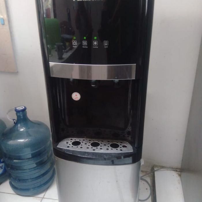 Service dispenser Merek Panasonic NY.WDB73MA-K 2 masalah Dispenser tidak keluar air ketika di pencet padahal galon masih full dan indikator lampu cooling nya kedap kedip