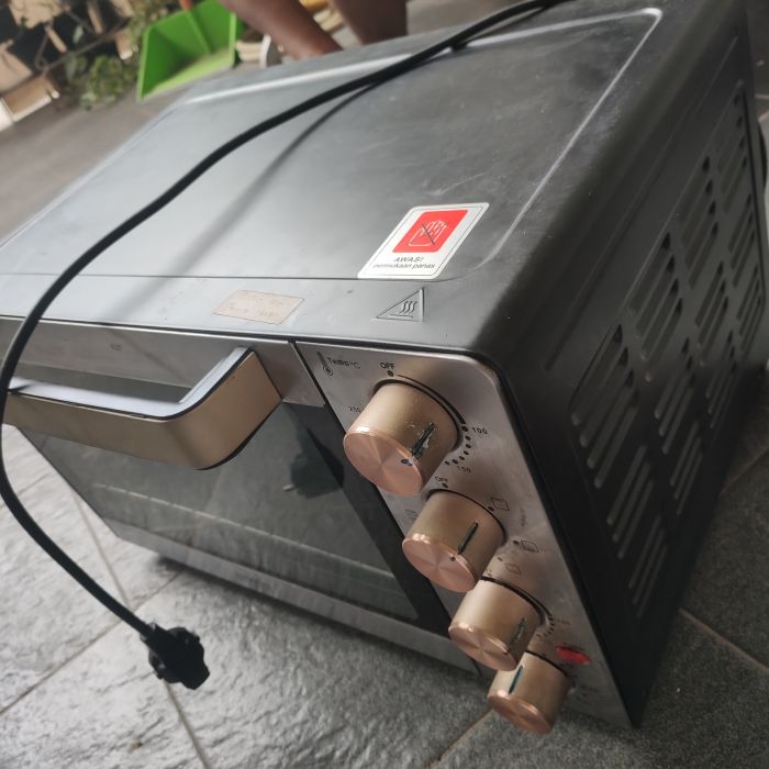 Service oven SIGNORA Lupa masalah Kejadian 2 hari yg lalu, suhu atas tidak panas. Padahal body luar oven sdh cukup panas. Akibat nya cake saya bagian atas nya tetap basah meski sdh 1.5 jam, sedang bagian bawah sdh gosong sebagian., Cek dahulu saja (belum servis)