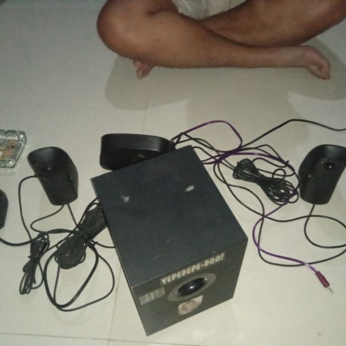 Service speaker Logitech Z506 masalah Rusaknya di bagian knob bass kalo diputer2 atau di tweaking kadang hilang kadang muncul. Dan di bagian suara tengahnya juga hilang. Dan untuk colokan cuma mau di RCA aja, kalo dicolokin di aux kadang suaranya kering ga ada bassnya. Sama tombol volumenya udah ga aktif jadi ga bisa di gedein sama di kecilin., Cek dahulu saja (belum servis)