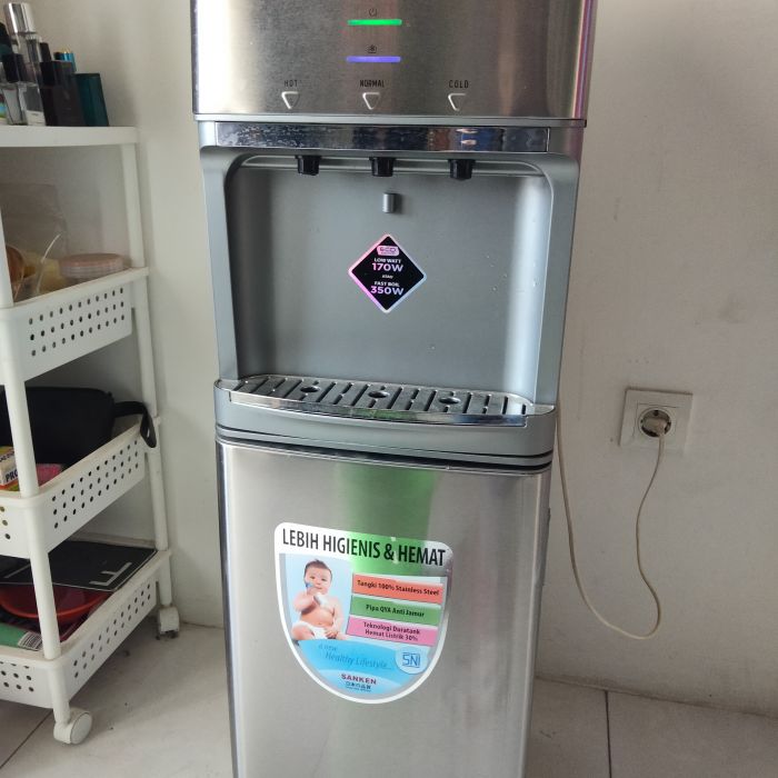 Service dispenser Sanken tidak tau masalah keluar air dari bawah dispenser, dispenser galonnya dibawah tetapi galon tidak bocor, Cek dahulu saja (belum servis)
