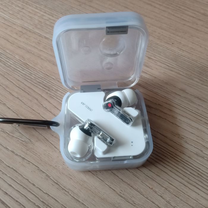 Service headphone Nothing Ear Nothing Ear 2 masalah Ada bagian lem yang copot di earphone kanan, Cek dahulu saja (belum servis)